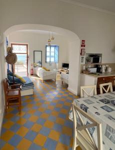 ein Wohnzimmer mit gelb-blau kariertem Boden in der Unterkunft Casa da Praia in Albufeira