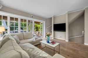 Et tv og/eller underholdning på Ferienhaus Cäcilienhof Ost Kampen auf Sylt