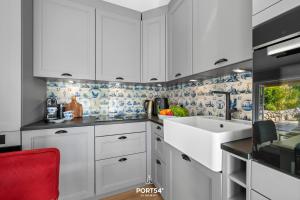 Køkken eller tekøkken på Ferienhaus Cäcilienhof Ost Kampen auf Sylt + 38 billeder