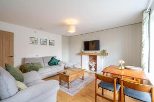 un soggiorno con un divano e un tavolo di Coastal Corner a Woolacombe