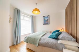 una camera da letto con un letto e una grande finestra di Coastal Corner a Woolacombe