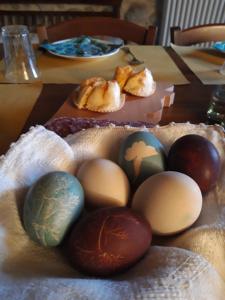 Un montón de huevos sobre una mesa en Borgofortino, en Rovitolo