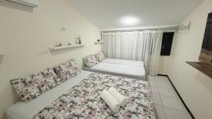 een kleine kamer met een bed en een raam bij Muro Alto - Nannai Residence in Porto De Galinhas +56 foto's