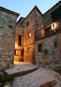 un antiguo edificio de ladrillo con balcón. en Borgofortino, en Rovitolo