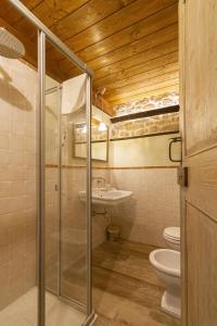 un baño con inodoro y lavabo en Borgofortino, en Rovitolo