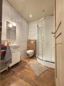 Koupelna v ubytování Apartamenty Gliwicka 12 + 35 fotografií