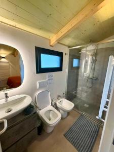 een badkamer met toilet, wastafel en douche bij AGRITURISMO FARE BIO in Tarvisio +37 foto's