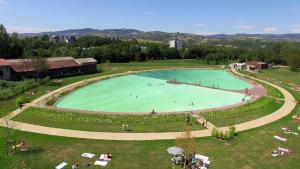 Bazén v ubytování Le poulailler nebo v jeho okolí