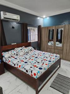 Ένα ή περισσότερα κρεβάτια σε δωμάτιο στο Villa Deladem