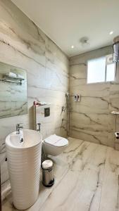 Koupelna v ubytování The Grand Omkara Hotel & Resorts