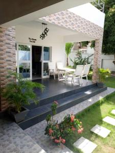 Κήπος έξω από το Villa Deladem