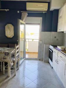 Η κουζίνα ή μικρή κουζίνα στο Jimmys Apartment