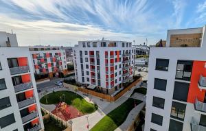 una vista aerea di una città con edifici alti di M&M Urban Escape a Arad