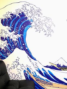 ein Gemälde der großen Welle vor Kanagawa in der Unterkunft ミラージュ宿 2025年5月オープン 京都芸術 1軒家貸切 in Kyoto