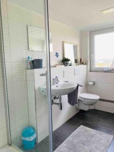 Koupelna v ubytování Appartement mit Panoramablick über Aschaffenburg + 26 fotografií