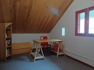 a room with a table and a book shelf at Lit simple en chambre partagée au Domaine de Baradoz in La Plaine des Palmistes