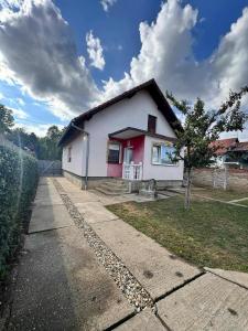 Το κτήριο όπου στεγάζεται  η παραθεριστική κατοικία