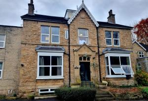una vieja casa de ladrillo con ventanas blancas en Kingfield Boutique Hotel, en Nether Edge