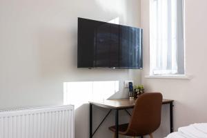 Μια τηλεόραση ή/και κέντρο ψυχαγωγίας στο The Groves Room 2 First Floor