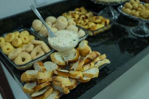 ein Tablett mit Speisen, Dip und anderen Snacks in der Unterkunft Hotel Ideal 5 in Araguaína