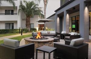 Posezení v ubytování Courtyard by Marriott Fresno Downtown