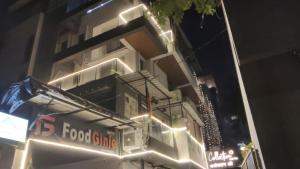 a food clinic with lights on the side of a building at StayGinie Baner in Pune