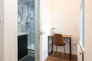 Koupelna v ubytování The Groves Room 4 First Floor