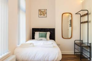 Postel nebo postele na pokoji v ubytování The Groves Room 4 First Floor