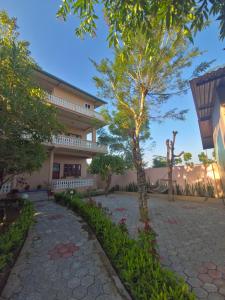 um pátio de um edifício com árvores e uma calçada em Hotel Tree Tops- A Serene Friendly Hotel in Sauraha em Chitwan