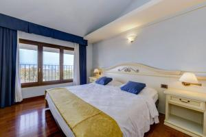 a bedroom with a large bed and a window at Hotel New Genziana in Altavilla Vicentina