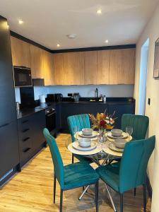 Η κουζίνα ή μικρή κουζίνα στο Luxurious Modern 2 Bedroom Apartment with Terrace