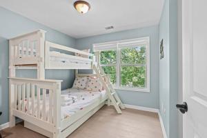 WestminsterにあるNew The Breeze at Lake Hartwell house w Dockの窓付きの客室の白い二段ベッド1台分です。