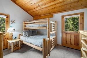 a bedroom with a bunk bed in a cabin at Mashie Meadows Log Cabin in Tahoe Vista