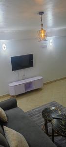 TV a/nebo společenská místnost v ubytování Serene Homes-Membley