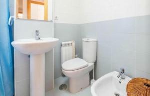 ein weißes Badezimmer mit Toilette und Waschbecken in der Unterkunft Apartamento con calefacción, balcón y hermosas vistas in Posada de Llanes