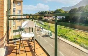 einen Balkon mit einem Stuhl und Aussicht in der Unterkunft Apartamento con calefacción, balcón y hermosas vistas in Posada de Llanes