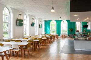 een rij tafels en stoelen in een restaurant bij Villas at Park Campus in Cheltenham