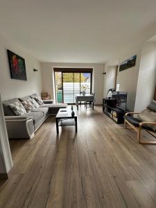 una sala de estar con un sofá y una mesa en Appartement Fontargente, en Ax-les-Thermes