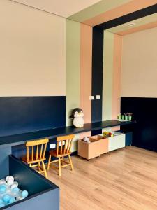 a childrens play room with two chairs and a table at Praia e Sol em Caiobá! in Matinhos +8 photos