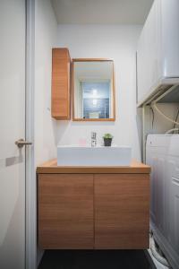 東京にあるERIKO HOTEL Azabujubanの洗面台と鏡のあるバスルーム +39枚の写真