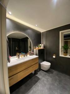 baño con bañera grande y aseo en Cozy house with free parking on the premises, en Ringebu