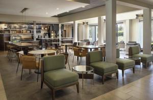 Posezení v ubytování Courtyard by Marriott Fresno Downtown