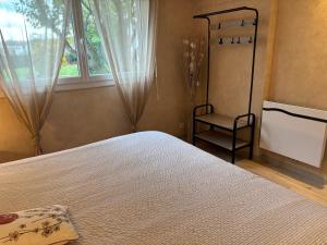 Ένα ή περισσότερα κρεβάτια σε δωμάτιο στο Fécamp, Etretat, Yport, joli appartement tout près de la plage et de la gare, vous pouvez me contacter sur Les gîtes de SoleilMapou