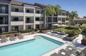 Bazén v ubytování Courtyard by Marriott Fresno Downtown nebo v jeho okolí