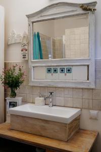 a bathroom with a sink and a mirror at Agroturystyka "Polna 17" Piętro I Stajnia in Sędziszowa +31 photos