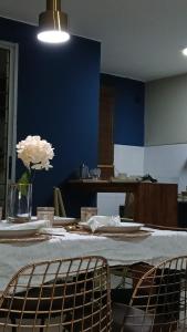 サルトにあるPosada Viraro - Duplex para disfrutar en familiaの青い壁のテーブル付きのダイニングルーム