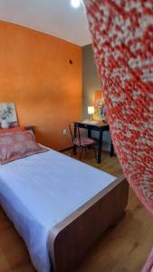 サルトにあるPosada Viraro - Duplex para disfrutar en familiaのベッドルーム1室(ベッド1台、テーブル付) +31枚の写真