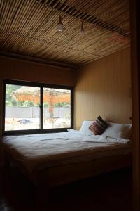 Ένα ή περισσότερα κρεβάτια σε δωμάτιο στο Bản Sù