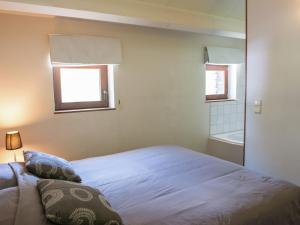 En eller flere senge i et værelse på Luxury Apartment in Malmedy with bubble bath