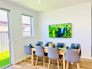 a dining room with a table and chairs at Modern 4 Bed 4 Bath Family friendly Villa in Melton South
